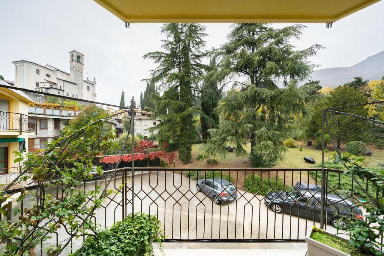 Residenza Al Vittoriale - By Host4U Appartement Gardone Riviera Buitenkant foto